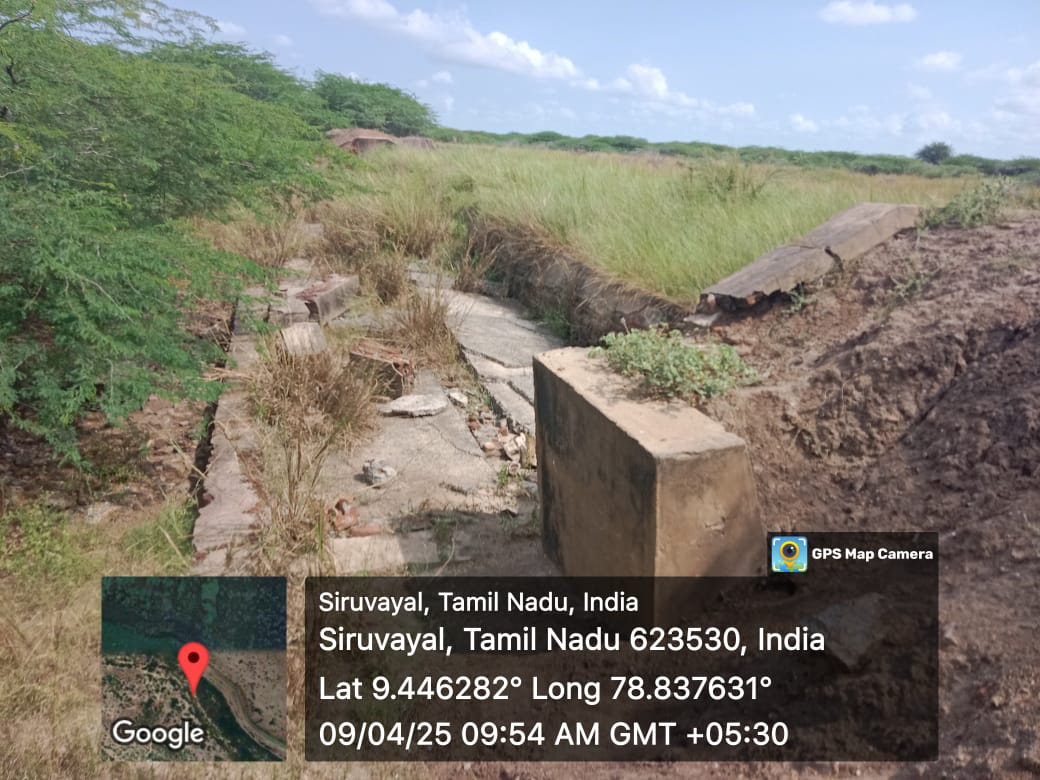ராமநாதபுரம் மாவட்டம் பெருவயல் கண்மாய் மடையின் சேதமடைந்த ஒரு பகுதி