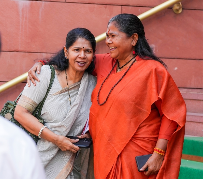முன்னாள் அமைச்சர் நிரஞ்சன் ஜோதியுடன் திமுக எம்.பி., கனிமொழி அன்புபாராட்டிய அழகிய தருணம்.