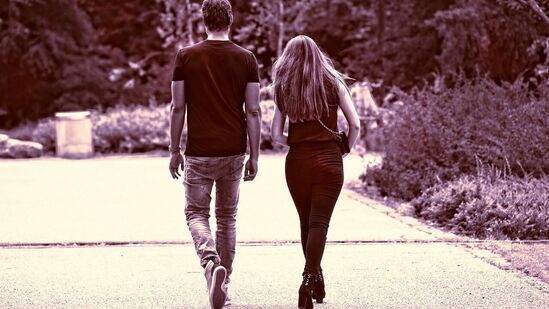 உடற்பயிற்சி பயிற்சியாளரின் கூற்றுப்படி, "இரண்டையும் [நடைபயிற்சி மற்றும் எடை பயிற்சி] இணைக்கவும், நீங்கள் உங்களிடமிருந்து கொழுப்பை எரிக்கிறீர்கள். நீங்கள் நடைபயிற்சி ஒரு பெரிய பகுதியை செலவிட வேண்டியதில்லை. நீங்கள் அதை நாள் முழுவதும் செய்யலாம். ஸ்டெப்ஸ் எண்ணிக்கையைப் பற்றி கூட கவலைப்பட வேண்டாம் - உங்களால் முடிந்த இடங்களில், எப்போது வேண்டுமானாலும் நடைப் பயிற்சி செய்யுங்கள், "என்று அவர் மேலும் கூறினார்.