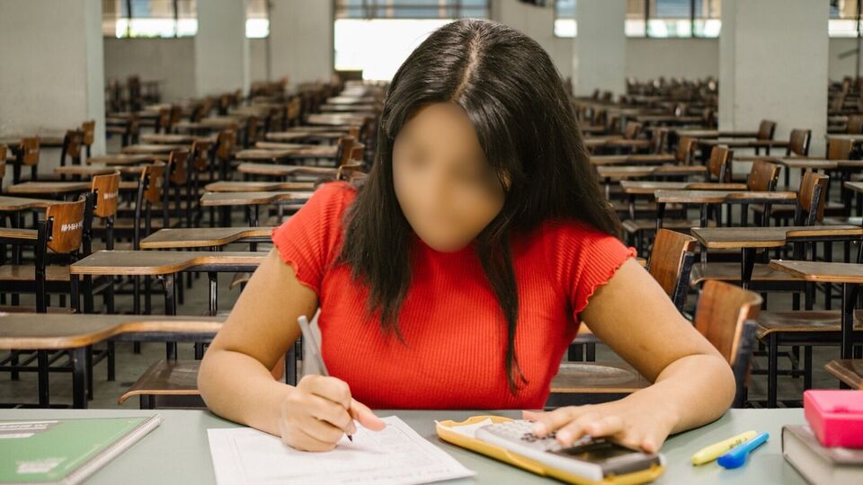 அறைக்கு வெளியே தேர்வு.. மாதவிடாய் காரணத்தை காட்டி நடவடிக்கை.. கோவையில் நடந்தது என்ன?