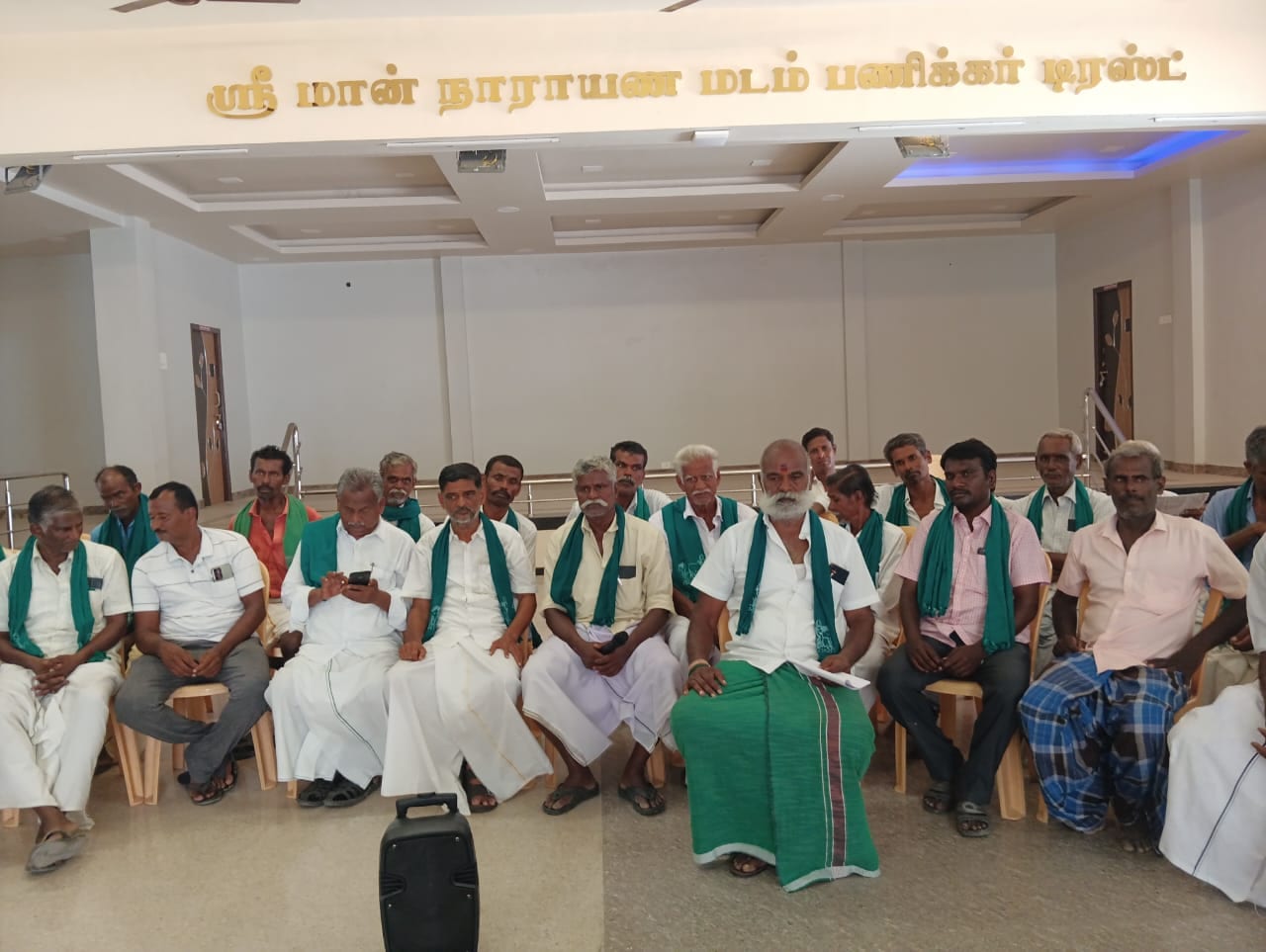 மண்டபத்தில் அடைக்கப்பட்டுள்ள விவசாயிகள் சங்க பிரதிநிதிகள்