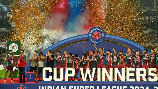 2014 அட்லெடிகோ டி கொல்கத்தா, 2015 சென்னையின் எஃப்சி, 2016 அட்லெடிகோ டி கொல்கத்தா, 2017-18 ஹென்னையின் எஃப்சி, 2018-19 பெங்களூரு எஃப்சி, 2019-20 ஏடிகே, 2020-21 மும்பை சிட்டி, 2021-220 ஹைதராபாத், மொகன் 220 ஹைதராபாத் 2023-24 மும்பை சிட்டி எஃப்சி, 2024-25 மோஹுன் பாகன் சூப்பர் ஜெயண்ட். இதுவரை சாம்பியனான அணிகள் லிஸ்ட் இதுதான்.