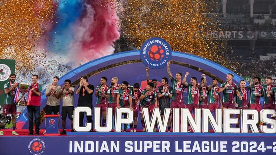 பெங்களூரு எஃப்சி அணிக்கு எதிரான இந்தியன் சூப்பர் லீக் (ஐஎஸ்எல்) 2024-25 இறுதி கால்பந்து போட்டியில் வெற்றி பெற்ற பிறகு, பரிசளிப்பு விழாவின் போது மோஹுன் பகான் கேப்டன் சுபாஷிஷ் போஸ் சாம்பியன்ஷிப் கோப்பையைப் பெறுகிறார்.