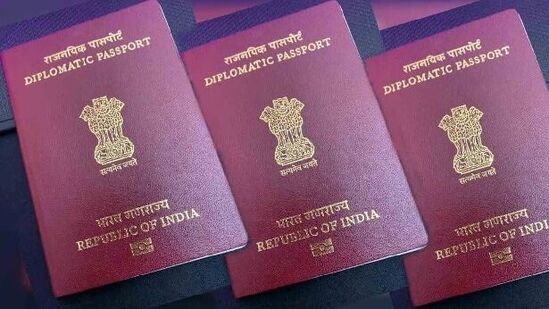மெரூன் கடவுச்சீட்டுக்கள் உயர் அரசாங்க அதிகாரிகள், இராஜதந்திரிகள் மற்றும் சிரேஷ்ட சிவில் சேவை உறுப்பினர்களுக்கு வழங்கப்படுகின்றன. இந்த வகை பாஸ்போர்ட் 'இராஜதந்திர பாஸ்போர்ட்' என்று அழைக்கப்படுகிறது. இது இராஜதந்திர பணிகள், வெளிநாட்டு அரசாங்கங்களுடனான பேச்சுவார்த்தைகள் மற்றும் சர்வதேச இராஜதந்திர வருகைகளுக்கு பயன்படுத்தப்படுகிறது. 
