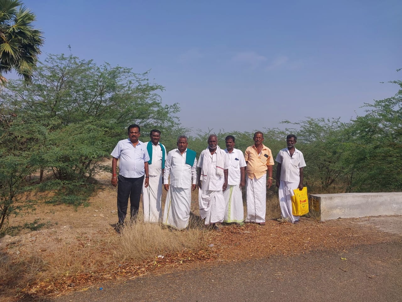 ஆய்வில் ஈடுபட்ட விவசாயிகள்