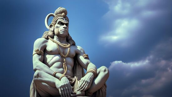கையில் கதாயுதத்துடன் தைரியமான போஸில் நிற்கும் ஹனுமனின் உருவப்படம் - கையில் ஒரு கதாயுதத்துடன் வீட்டின் தெற்கு அல்லது தென்கிழக்கு திசையில் வீர கோலத்தில் நிற்பது மங்களகரமானதாக கருதப்படுகிறது. அவ்வாறு செய்வது தன்னம்பிக்கையை அதிகரிக்கும் என்று நம்பப்படுகிறது.