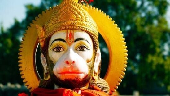 கொடியுடன் நிற்கும் அனுமன் சிலையை எந்த திசையில் வைக்க வேண்டும்? வாஸ்து சாஸ்திரத்தின் படி, வீட்டின் மேற்குப் பகுதியில் கொடியுடன் ஹனுமனின் உருவப்படத்தை வைப்பது மங்களகரமானது.