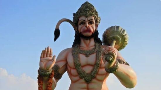 கதாயுதத்தை ஏந்திய ஒரு போர்வீரனின் படம்-வீட்டில் தெற்கு அல்லது தென்கிழக்கு திசையில் வீர கோலத்தில் நிற்கும் ஹனுமனின் படத்தை கையில் கதாயுதத்துடன் வைப்பது மங்களகரமானதாக கருதப்படுகிறது. அவ்வாறு செய்வது தன்னம்பிக்கையை அதிகரிக்கும் என்று நம்பப்படுகிறது.