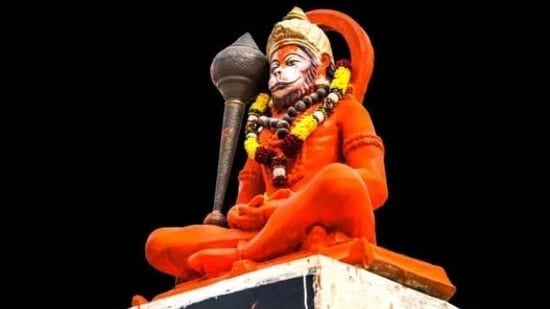 வாஸ்து படி, வீட்டின் வடகிழக்கு திசையில் அமர்ந்த நிலையில் ஹனுமனின் சிவப்பு நிற சிலையை வைப்பது நல்லது.