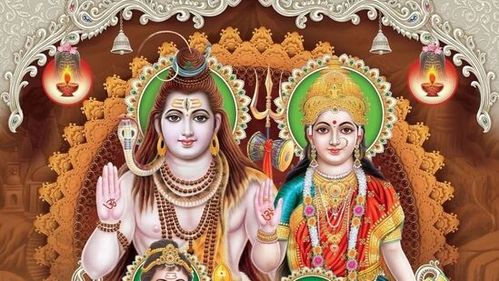இந்த ஆண்டு வட சாவித்திரி விரதம் மே 26, திங்கள் கிழமை அனுஷ்டிக்கப்படும். சிவபெருமான் மற்றும் பார்வதி தேவியை நோக்கி அர்ப்பணிக்கப்பட்ட இந்த விரதத்தின் போது, பெண்கள் சிவபெருமான் மற்றும் பார்வதி தேவியை மட்டுமல்லாமல், முழு சடங்குகளுடன் வட அல்லது ஆலமரத்திற்கும் வழிபாடு செய்கிறார்கள்.