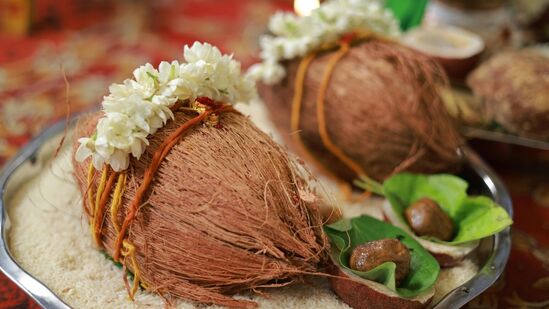 வட சாவித்திரி விரதம் திருமணமான பெண்களுக்கு மிகவும் சிறப்பு வாய்ந்தது. திருமணமான பெண்கள் இந்த நாளில் விரதம் இருந்தால், எப்போதும் அதிர்ஷ்டசாலிகளாக இருப்பார்கள் என்று நம்பப்படுகிறது. அதேநேரம், கன்னிப்பெண்களும் இந்த விரதத்தை கடைபிடித்து, வழிபடுவதால் விரைவில் திருமண வரம் கைகூடும். 