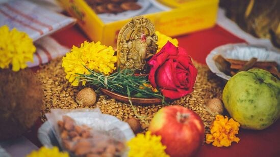 வட சவித்திரி விரத நாளில், அனைத்து விதிகளையும் பின்பற்றி வழிபாடு செய்ய வேண்டும். முதலில்,  அதிகாலையில் எழுந்து குளித்து முடித்துவிட்டு, வீட்டின் முன் உள்ள வட மரத்திற்கு வழிபாடு செய்ய வேண்டும். வட சவித்திரி விரத நாளில், வட மரத்திற்கு வழிபாடு செய்து, அதில் பால் மற்றும் தண்ணீர் சமர்ப்பிக்க வேண்டும்.