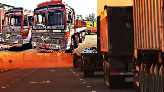 lorry strike: கர்நாடகாவில் 6 லட்சம் லாரிகள் ஸ்டிரைக் எதிரொலி.. அத்தியாவசிய பொருட்கள் விலை உயரும் அபாயம் - மக்கள் அவதி! lorry strike: கர்நாடகாவில் 6 லட்சம் லாரிகள் ஸ்டிரைக் எதிரொலி.. அத்தியாவசிய பொருட்கள் விலை உயரும் அபாயம் - மக்கள் அவதி!