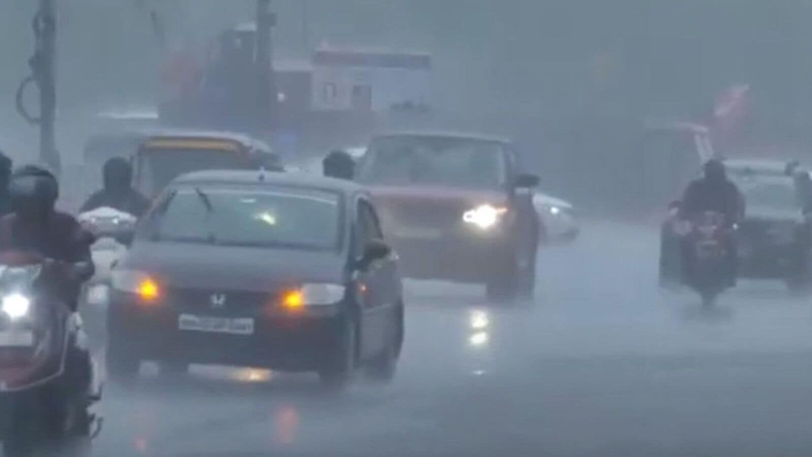 சென்னையில் திடீரென வெளுத்து வாங்கிய கனமழை.. திணறிய வாகன ஓட்டிகள்.. விமான சேவைகள் பாதிப்பு..!