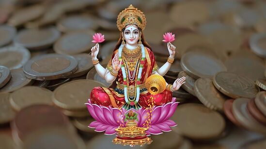ஆண்டு தோறும் சித்திரை மாதம் வரக்கூடிய வளர்பிறை திருதியை திதி அட்சய திருதியையாக கொண்டாடப்படுகிறது. வேத நம்பிக்கைகளின்படி, இந்த புனித நாளில் ஏதேனும் மங்களகரமான வேலைகள் செய்யப்பட்டால், அது என்றென்றும் தீர்ந்து போகாது. எனவே, இந்த நாளில் தங்கம் அல்லது வெள்ளி நகைகள் வாங்கப்படுகின்றன. இதன் மூலம் தங்களது வீடுகளில் தங்கம் நிலைத்து இருக்கும் எனவும் நம்பப்படுகிறது. மகா லட்சுமியின் அருள் கடாட்சம் நிறைந்த நாளாகவும் பார்க்கப்படுகிறது