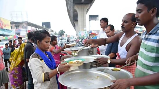 அட்சய திருதியை நாளில் மகா லட்சுமியின் அம்சமாக உள்ள உப்பை வாங்குவது வீட்டில் உள்ள திருஷ்டி தோஷத்தை நீக்கும். அரிசி, பருப்பு, சர்க்கரை போன்ற உணவு பொருட்களை வாங்கலாம்.  சர்க்கரை பொங்கல், தண்ணீரை சுவாமிக்கு நெய்வைத்தியமாக படைக்கலாம். இந்த நாளில் அன்னதானம் செய்வது உங்கள் வீட்டில் தானிய பிரச்னைகள் நீங்கும்.  தொழில் சார்ந்த புதிய முயற்சிகளை தொடங்கலாம்