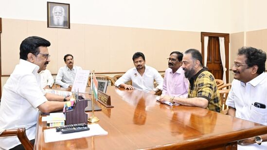 முதலமைச்சர் மு.க.ஸ்டாலினை திடீரென நேரில் சந்தித்த கமல்ஹாசன்! முதலமைச்சர் மு.க.ஸ்டாலினை திடீரென நேரில் சந்தித்த கமல்ஹாசன்!