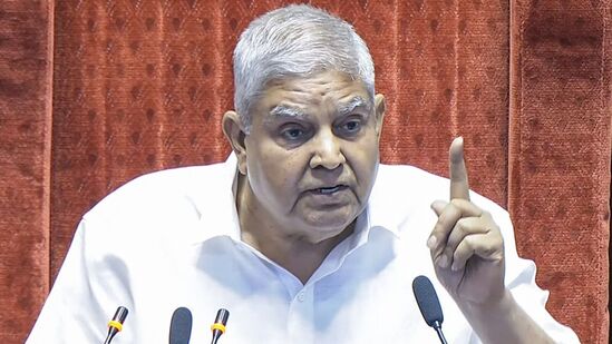‘நீதிமன்றம் சூப்பர் நாடாளுமன்றமா?’ ஜனாதிபதியை நீதித்துறை வழிநடத்த முடியாது.. துணை ஜனாதிபதி காட்டம்! ‘நீதிமன்றம் சூப்பர் நாடாளுமன்றமா?’ ஜனாதிபதியை நீதித்துறை வழிநடத்த முடியாது.. துணை ஜனாதிபதி காட்டம்!