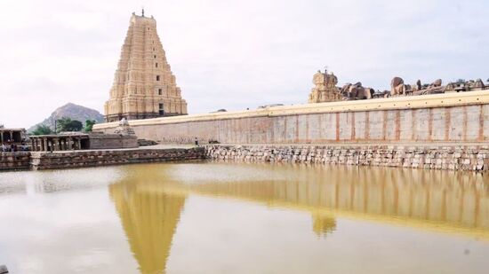 பெரிய பாறைகளை வெட்டி இதுபோன்ற மதிப்புமிக்க கலைப்படைப்புகளை நிகழ்த்துவது எளிதல்ல. அதற்காக, முதலில், பாறைகள் வெட்டப்பட்டன. பின்னர், இந்த கற்களின் மேற்பரப்பில் துளைகள் போடப்பட்டன. பின்னர் உலர்ந்த மரத்துண்டுகள் கல்லில் போடப்பட்டன. மர முளைகள் முழுவதுமாக தண்ணீரில் மூழ்கியிருப்பதால், அவற்றின் அளவு விரிவடைவதால் கற்கள் உடைகின்றன. பின்னர் தேவையான வடிவத்தில் செதுக்கப்பட்டதாக புராணக்கதைகள் உள்ளன.