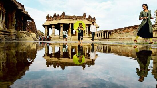 ஹம்பி என்று நீங்கள் சொல்லும்போது முதலில் நினைவுக்கு வருவது கோயில்கள் மற்றும் கலை சார்ந்த கட்டடங்கள் எனலாம். ஹம்பி ஒரு உலக பாரம்பரிய தளமாகும். ஹம்பி தொடர்பான பழமையான பதிவுகள் நம்மை முதல் நூற்றாண்டுக்கு அழைத்துச்செல்கின்றன. கிறிஸ்துவுக்கு முந்தைய காலத்தில், கி.மு மூன்றாம் நூற்றாண்டில், இது பேரரசர் அசோகரின் ஆளுகைக்குக் கீழ் இருக்கும் ஒரு நகரமாக இருந்தது. <p>ஹம்பி என்று நீங்கள் சொல்லும்போது முதலில் நினைவுக்கு வருவது கோயில்கள் மற்றும் கலை சார்ந்த கட்டடங்கள் எனலாம். ஹம்பி ஒரு உலக பாரம்பரிய தளமாகும். ஹம்பி தொடர்பான பழமையான பதிவுகள் நம்மை முதல் நூற்றாண்டுக்கு அழைத்துச்செல்கின்றன. கிறிஸ்துவுக்கு முந்தைய காலத்தில், கி.மு மூன்றாம் நூற்றாண்டில், இது பேரரசர் அசோகரின் ஆளுகைக்குக் கீழ் இருக்கும் ஒரு நகரமாக இருந்தது.</p>