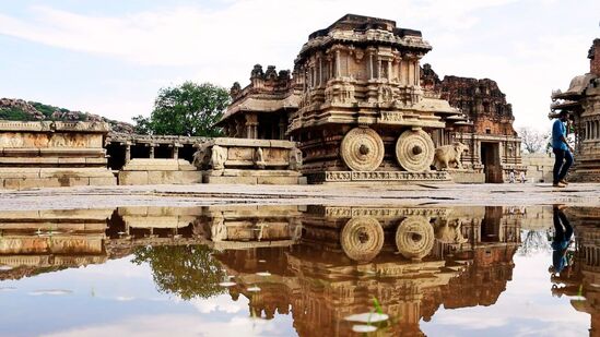 ஹம்பியின் வரலாற்றில் ஹம்பி பஜார் இருந்திருக்கிறது. அங்குள்ள புகழ்பெற்ற விருபாக்ஷா கோயிலுக்கு முன்னால் ஒரு கிலோமீட்டர் தூரத்திற்கு ஹம்பி பஜார் விரவி இருக்கிறது. இந்த மார்க்கெட் சாலையின் இருபுறமும் பழைய மண்டபங்கள் உள்ளன. இந்த மண்டபங்கள் முன்பு வணிகர்களால் பயன்படுத்தப்பட்டன. ஹம்பியில் உள்ள மற்ற கோயில்களைப் போலல்லாமல், இந்த கோயிலில் கிழக்கு, வடக்கு மற்றும் தெற்கில் நுழைவாயில்களுடன் ஒரே ஒரு சுற்றுப்புறம் மட்டுமே உள்ளது. கிழக்கு வாயிலுக்கு முன்னால், முற்றத்தின் நடுவில் ஒரு கல் ரதத்தைக் காணலாம். இது இன்றும் ஹம்பியின் சிறப்பு ஈர்ப்பாக உள்ளது.