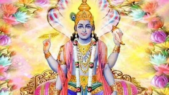 வருத்தினி ஏகாதசி விரத முறை: ஏகாதசிக்கு ஒரு நாள் முன், சூரிய அஸ்தமனத்திற்கு முன் உணவு உண்ணவும், இரவில் பிரம்மச்சரியத்தைப் பின்பற்றவும். ஏகாதசி நாளில், பிரம்ம முகூர்த்தத்தில் எழுந்து, குளித்து உபவாசம் இருப்பதாக சங்கல்பம் செய்யவும். பின்னர் ஸ்ரீமன் நாராயணனை வழிபட்டு, அவருக்கு பழங்கள், பூக்கள், சாம்பிராணி, விளக்குகள் போன்றவற்றை நிவேதனம் செய்யவும். முழு நாளும் விரதம் இருக்கவும் அல்லது பழங்களை மட்டும் சாப்பிடவும். இரவு முழுவதும் விழித்து ஸ்ரீமன் நாராயணனின் ஸ்தோத்திரங்களை ஓதவும். துவாதசியில் குளித்து பிராமணர்களுக்கு உணவு அளித்து தானம் செய்யவும்.