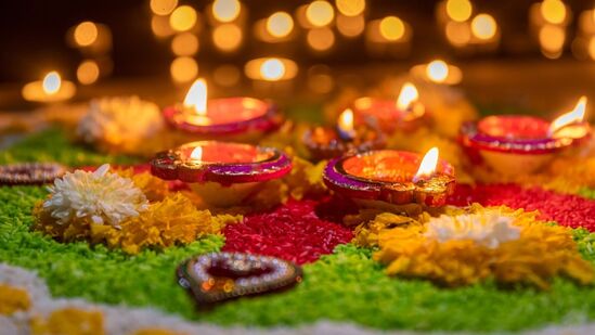 வருத்தினி ஏகாதசி நாளில் ஸ்ரீமன் நாராயண வழிபாட்டில் நெய் விளக்கு ஏற்றுவது மிகவும் சிறப்பானதாகக் கருதப்படுகிறது. இதன் மூலம் ஸ்ரீமன் நாராயணனின் அருள் விரைவில் கிடைக்கும் மற்றும் வாழ்வில் செழுமை நிலவும். நெய் விளக்கு வீட்டில் நேர்மறை சக்தியை கொண்டு வந்து வீட்டில் அமைதி, மகிழ்ச்சி மற்றும் செழுமையான சூழலை ஏற்படுத்தும். இந்த பரிகாரம் குறிப்பாக ஏகாதசி நாளில் செய்யப்படுகிறது மற்றும் முழு அர்ப்பணிப்புடன் செய்யப்பட வேண்டும்.