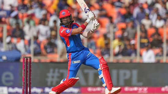 கிறிஸ் கெய்ல் ஐபிஎல் வரலாற்றில் மிகக் குறைந்த இன்னிங்ஸில் 200 சிக்ஸர்களை அடித்த சாதனையை வைத்துள்ளார், இதில் இந்திய மற்றும் வெளிநாட்டு கிரிக்கெட் வீரர்களும் அடங்குவர். ஐபிஎல் தொடரில் வெறும் 69 இன்னிங்ஸ்களில் 200 சிக்ஸர்கள் அடித்த மைல்கல்லை எட்டினார். கேகேஆர் அணியின் ஆண்ட்ரே ரசல் 97 ஐபிஎல் இன்னிங்ஸ்களில் பேட்டிங் செய்து 200 சிக்ஸர்களை அடித்துள்ளார். அவர் பட்டியலில் இரண்டாவது இடத்தில் உள்ளார். கே.எல்.ராகுல், கெய்ல், ரசல் ஆகியோர் மூன்றாவது இடத்தில் உள்ளனர். படம்: AP.