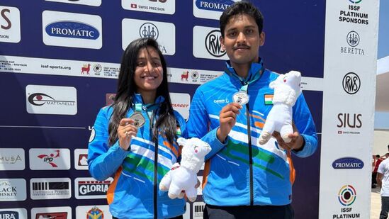 துப்பாக்கி சுடுதல் உலகக் கோப்பை: ஏர் ரைபிள் கலப்பு அணியில் ருத்ராங்ஷ்-ஆர்யா ஜோடி வெள்ளிப் பதக்கம் வென்றது துப்பாக்கி சுடுதல் உலகக் கோப்பை: ஏர் ரைபிள் கலப்பு அணியில் ருத்ராங்ஷ்-ஆர்யா ஜோடி வெள்ளிப் பதக்கம் வென்றது