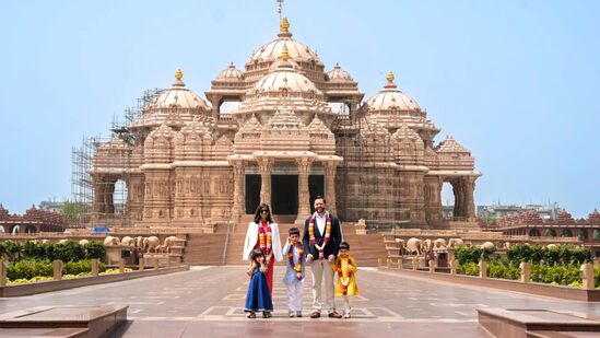 இந்தியா வந்த அமெரிக்க துணை அதிபருக்கு உற்சாக வரவேற்பு.. கோயிலில் வழிபாடு.. பிரதமர் மோடியுடன் சந்திப்பு எப்போது? இந்தியா வந்த அமெரிக்க துணை அதிபருக்கு உற்சாக வரவேற்பு.. கோயிலில் வழிபாடு.. பிரதமர் மோடியுடன் சந்திப்பு எப்போது?