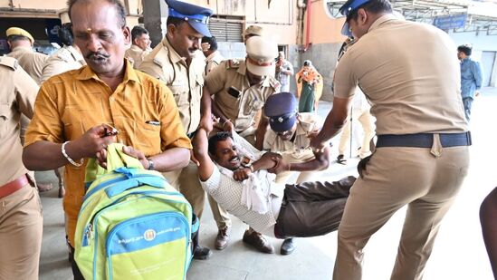 கோட்டையை முற்றுகையிட வந்த மாற்றுத்திறனாளிகள் கோயம்பேட்டில் குண்டுக்கட்டாக கைது! கோட்டையை முற்றுகையிட வந்த மாற்றுத்திறனாளிகள் கோயம்பேட்டில் குண்டுக்கட்டாக கைது!