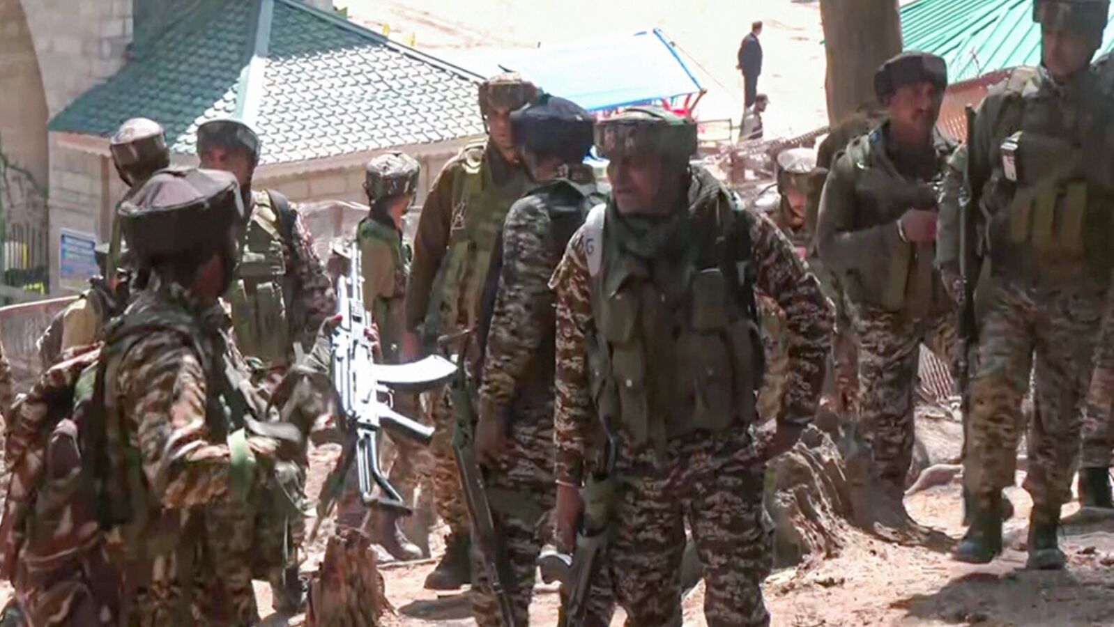 நாட்டையே பதறவைத்த பயங்கரவாத தாக்குதல்.. தீவிர தேடுதல் வேட்டையில் ராணுவம்!