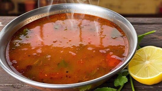 தக்காளி ரசம் செய்யத்தேவையான பொருட்கள்:கடுகு – அரை மேசைக்கரண்டிகறிவேப்பிலை – சிறிதளவுகொத்தமல்லி இலை – சிறிதளவு (சூடோடு சேர்க்க)எண்ணெய் – 1 மேசைக்கரண்டிதண்ணீர் – 2 கப்துவரம்பருப்பு தண்ணீர் (சுண்டி எடுத்ததும் சிறிது சேர்க்கலாம்)