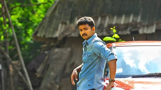 டைரக்டர் சொன்ன பதில்என்ன செய்வது என்று கேட்ட பொழுது டைரக்டர் முடிந்தளவு எல்லா காட்சிகளையும் எடுத்து விட்டேன் என்று கூறி விட்டார். மிகவும் சந்தோஷம் என்று காவல்துறையை தொடர்பு கொண்டு விஷயத்தை கூறினேன். 4 சைரன் வைத்த வண்டிகளோடு போலீஸ் வந்தார்கள். முதலில் விஜய் சார், பின்னர் கேமரா யூனிட், நடிகைகள் என அனைவரையும் பாதுகாப்பாக அனுப்பினேன். அவர்கள் பாதுகாப்பாக செல்லும் வரையில் நாங்கள் அங்கு உதவி கேமராமேன்களையும், ஃபைட் மாஸ்டரையும் வைத்து ஜூனியர் நடிகர்களிடம் வேலை வாங்கி கொண்டிருந்தோம்.அவர்கள் ரீச் ஆன பின்னர் விஜய் சார் ஒரு அழகான காரியம் செய்தார்; அது என்னவென்றால் விஜய் சாருடன் எப்போதுமே ராஜேந்திரன் என்ற ஒருவர் இருப்பார். அவரை விஜய் சார் பயங்கரமாக திட்டி இருக்கிறார்.  