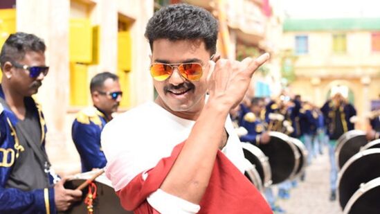 தலைவலியாக வந்த பிரச்சினைஇந்த நிலையில் எனக்கு போன் வந்தது பிரச்சனையின் வீரியத்தை விளக்கினார்கள். உடனே நான் எல்லா கலைஞர்களையும் கேரவனுக்கு அனுப்புங்கள் என்று சொல்லிவிட்டேன்.அதேபோல 1000க்கும் மேற்பட்ட ஜூனியர் நடிகர்களை பஸ்ஸில் ஏற்றி, அதனை பல கிலோமீட்டர் தள்ளி நிற்க வைத்தேன். அவர்கள் எல்லோருக்கும் பாக்கெட் வடிவிலான உணவுப் பொட்டலங்களை கொடுத்தேன். நான் அதன் பின்னர் வந்த பொழுது எல்லோரும் ரிலாக்ஸாக சாப்பிட்டு கொண்டு இருந்தார்கள்.