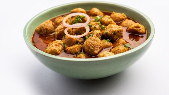 சப்பாத்திக்கு இதை வைத்து சாப்பிட்டால் சுவை அள்ளும்! மீல்மேக்கர் கிரேவி செய்வது எப்படி? இதோ ஈசியான ரெசிபி! சப்பாத்திக்கு இதை வைத்து சாப்பிட்டால் சுவை அள்ளும்! மீல்மேக்கர் கிரேவி செய்வது எப்படி? இதோ ஈசியான ரெசிபி!