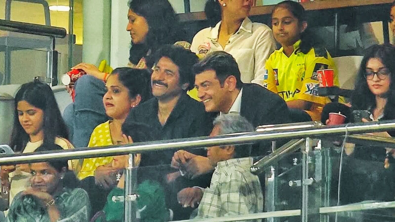 சென்னையில் சிஎஸ்கே மற்றும் சன்ரைசர்ஸ் அணிக்கு இடையிலான போட்டி: அருகருகே அமர்ந்து பார்த்த அஜித் - சிவகார்த்திகேயன்