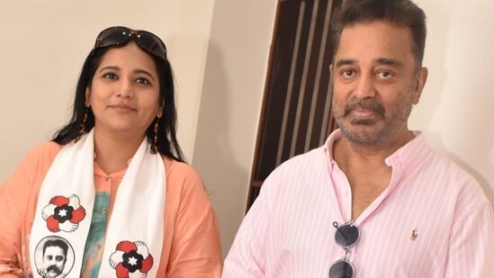 'மக்கள் நீதி மய்யத்தில் கமல்ஹாசனுடன் அரசியல் பற்றி பேசும் வாய்ப்பு அமைந்ததா?நிறையபேசியிருக்கோம். ஒரு தடவை போனிலும், மூன்று தடவை நேருக்கு நேர் பேசவும் வாய்ப்பு அமைந்தது. அவர் சொன்னதில் முக்கியமான விஷயம். நாம் செயற்பாட்டாளர்களாக இருக்கக் கூடாது. அரசியல் செய்யவேண்டும் என்பது தான். எனக்கு செயற்பாட்டாளர் மூளை தான் இருக்கு. அதுவும் நான் கட்சியில் இருந்து வெளிவரக் காரணம். ஆனால், கமல்ஹாசன் மீது ஆயிரம் விமர்சனங்கள் இருந்தாலும் அவர் அரசியல் விளையாட்டை விளையாடுகிறார்'.