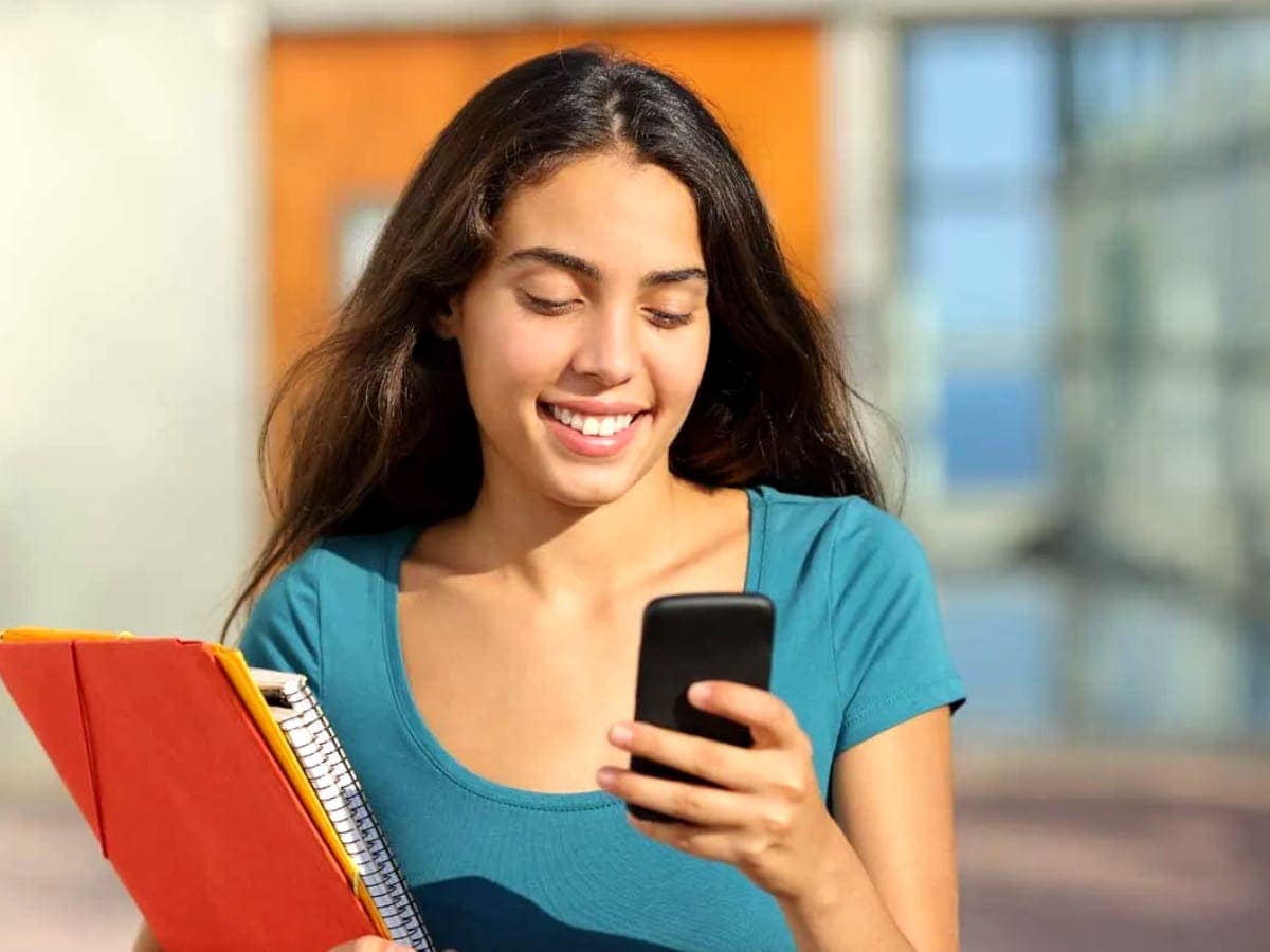 3. ஏர்டெல் ரூ. 451 டேட்டா பேக்-இந்த பேக் 30 நாட்கள் வேலிடிட்டியோட வருது. இதுல கஸ்டமர்ஸ் மொத்தம் 50GB டேட்டா பெறலாம். இது 3 மாசத்துக்கு ஜியோ ஹாட்ஸ்டார் மொபைல் சப்ஸ்கிரிப்ஷனையும் உள்ளடக்கியது. டேட்டா கோட்டா முடிஞ்சதுக்கப்புறம், ஒவ்வொரு MB-க்கும் 50 பைசா சார்ஜ் பண்ணுவாங்க.