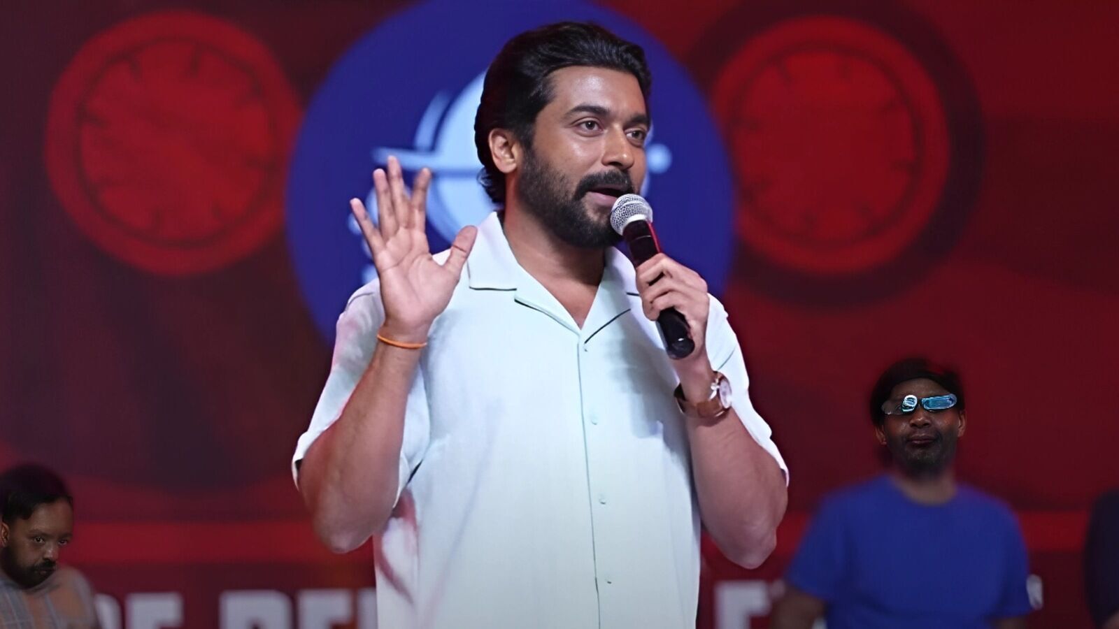 ‘இம்முறை அடி ரொம்ப பலமா இருக்கும்.. என்னுடைய அடுத்தப்பட டைரக்டர் இவர்தான்’ - மேடையில் அறிவித்த சூர்யா!