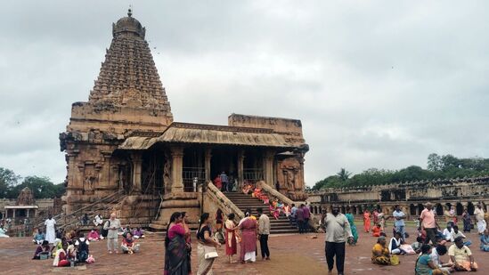 பிரகதீஸ்வரர் கோயில் (தமிழ்நாடு): தஞ்சாவூரில் உள்ள பிரகதீஸ்வரர் கோயில், சோழர் காலத்தைச் சேர்ந்த சிவபெருமானுக்கு அர்ப்பணிக்கப்பட்ட ஒரு அற்புதமான கோயிலாகும். 11 ஆம் நூற்றாண்டில் முதலாம் ராஜ சோழனால் கட்டப்பட்ட இந்தக் கோயில், உயரமான விமானம் (கோயில் கோபுரம்), ஒரு பெரிய நந்தி சிலை மற்றும் நேர்த்தியான ஓவியங்களைக் கொண்ட ஒரு கட்டிடக்கலை அற்புதமாகும். இந்த கோயில் தஞ்சை பெரிய கோயில் என்று அழைக்கப்படுகிறது