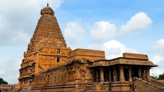 யுனெஸ்கோ சான்று பெற்ற பல்வேறு பாரம்பரய தளங்கள் இந்தியா முழுவதும் பரவலாக இருக்கின்றன. அந்த வகையில் தமிழ்நாட்டில் தஞ்சை பெரிய கோயில், மாமல்லபுரம் கோயில்கள் முதல் நாட்டில் இருக்கும் பல்வேறு யுனெஸ்கோ அங்கீகாரம் பெற்ற கோயில்கள் எவையெல்லாம் என்பதை பார்க்கலாம்