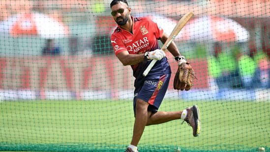 ஐபிஎல் 2025: 'கேப்டனா நடந்துக்கோ..' -அக்ஸர் படேல், தினேஷ் கார்த்திக் இடையே நடந்த உரையாடல் இதோ!