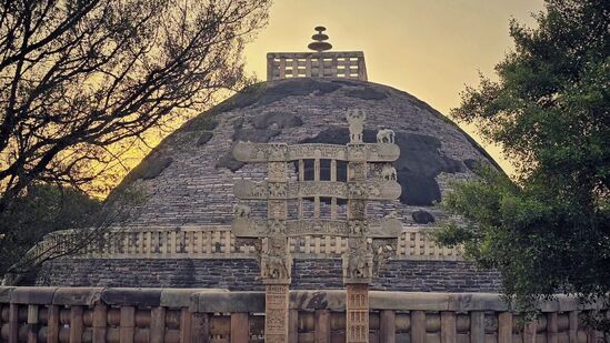 சாஞ்சி ஸ்தூபி (மத்தியப் பிரதேசம்): இந்தியாவின் மிகவும் மதிப்புமிக்க மற்றும் வரலாற்று முக்கியத்துவம் வாய்ந்த புத்த நினைவுச்சின்னங்களில் ஒன்றாக மத்தியப் பிரதேசத்தின் ரைசன் மாவட்டத்தில் அமைந்துள்ள சாஞ்சி ஸ்தூபி உள்ளது. யுனெஸ்கோவின் உலக பாரம்பரிய தளமாகவும், இந்தியாவின் வளமான கலாச்சார பாரம்பரியத்துக்கு சான்றாகவும் உள்ளது. மௌரியர் காலத்தில் (3 ஆம் நூற்றாண்டு) கட்டப்பட்ட இந்த ஸ்தூபி, புத்தரைக் கொண்ட ஒரு பெரிய அமைப்பாகும். சாஞ்சி ஸ்தூபி ஒரு குறிப்பிடத்தக்க வரலாற்று நினைவுச்சின்னம் மட்டுமல்ல, பௌத்தர்களுக்கான புனித தலமும் கூட. இது இந்திய கலை மற்றும் கட்டிடக்கலையின் வளமான பாரம்பரியத்துக்கு ஒரு சான்றாகும்