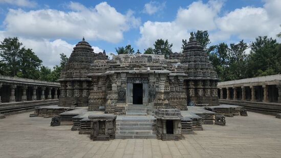 ஹொய்சள பாணி கோயில்கள் (கர்நாடகா): கர்நாடகாவின் மைசூர் மாவட்டத்தில் உள்ள சோமநாதபுரா மற்றும் ஹாசன் மாவட்டத்தில் உள்ள பேலூர் மற்றும் ஹலேபீடு உள்ளிட்ட மூன்று ஹொய்சள கோயில்கள் "ஹொய்சள புனித தளங்கள்" என்று அழைக்கப்படுகின்றன. மேலும் அவை யுனெஸ்கோ உலக பாரம்பரிய தளங்களாக உள்ளன. 12 மற்றும் 13ஆம் நூற்றாண்டுகளுக்கு இடையில் கட்டப்பட்ட இந்தக் கோயில்கள், நாகரா, திராவிட மற்றும் பூமிஜா தாக்கங்களின் கலவையான தனித்துவமான ஹொய்சாள கட்டிடக்கலை பாணியைக் காட்டுகின்றன