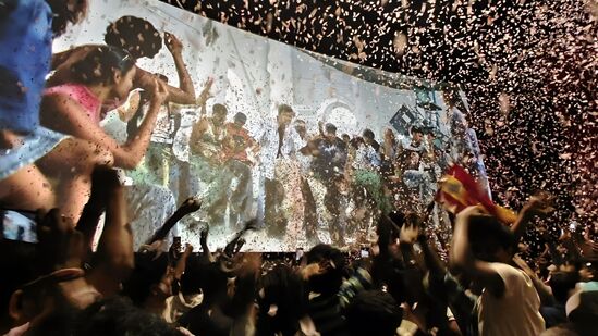 நடிகர் விஜய்யின் சச்சின் திரைப்படம் வெளியாகி 20 வருடங்கள் நிறைவடைந்ததை கொண்டாடும் வகையில் அந்தப் படம் தற்போது ரீரிலீஸ் செய்யப்பட்டது. <p>நடிகர் விஜய்யின் சச்சின் திரைப்படம் வெளியாகி 20 வருடங்கள் நிறைவடைந்ததை கொண்டாடும் வகையில் அந்தப் படம் தற்போது ரீரிலீஸ் செய்யப்பட்டது. </p>