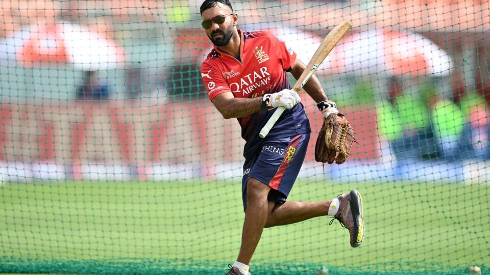 ஐபிஎல் 2025: 'கேப்டனா நடந்துக்கோ..' -அக்ஸர் படேல், தினேஷ் கார்த்திக் இடையே நடந்த உரையாடல் இதோ!