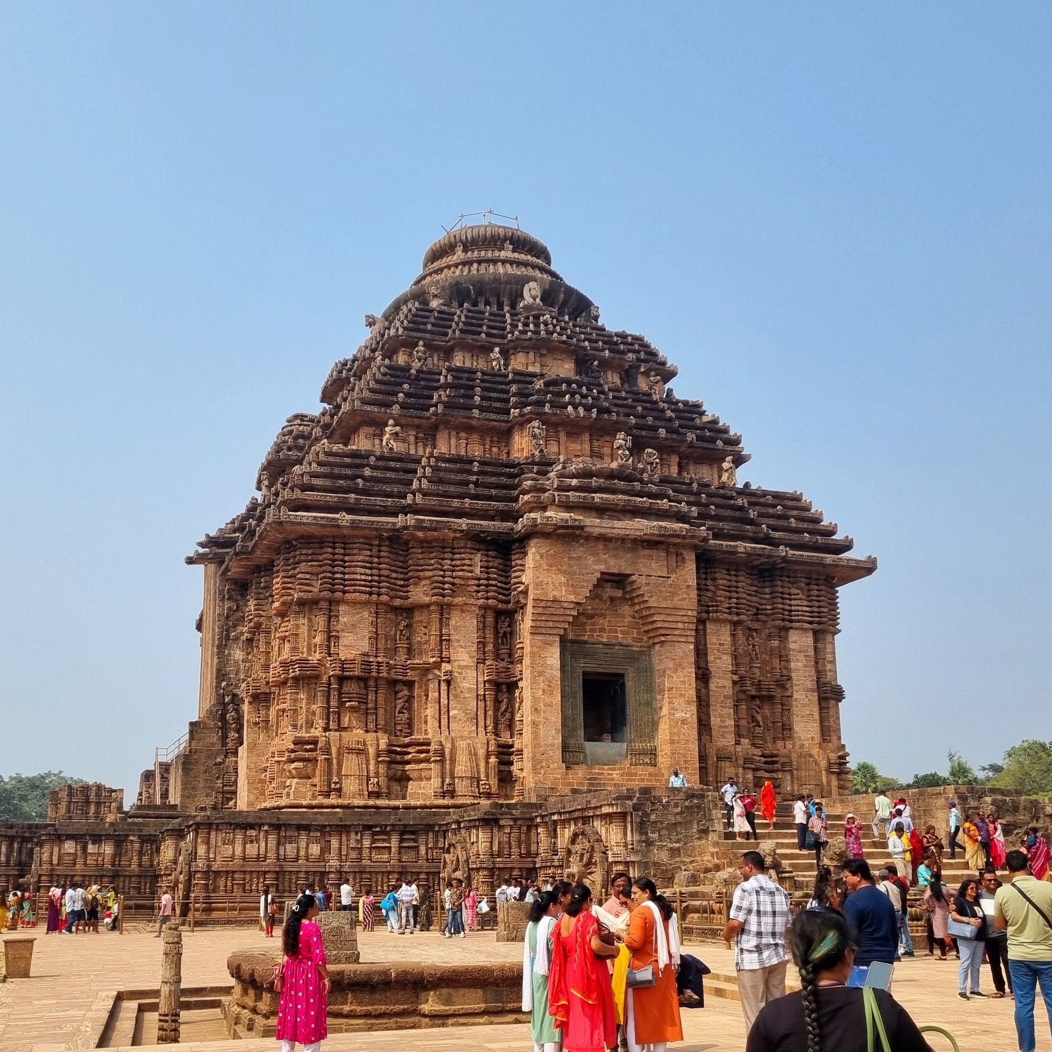 சூரிய கோயில், கோனார்க் (ஒடிசா): கிழக்கு கங்க வம்சத்தைச் சேர்ந்த முதலாம் நரசிம்மதேவாவால் 13ஆம் நூற்றாண்டில் கட்டப்பட்ட கோனார்க்கில் உள்ள சூரிய கோயில், சூரியக் கடவுளின் ஒரு பெரிய தேர் வடிவத்தில், செதுக்கப்பட்ட சக்கரங்கள் மற்றும் குதிரைகளுடன் உள்ளது. இந்தக் கோயில் கலிங்க கட்டிடக்கலைக்கு ஒரு அற்புதமான எடுத்துக்காட்டு ஆகும். மேலும் இந்த கோயில் அதன் விரிவான கல் சிற்பங்களுக்கு பெயர் பெற்றதாக உள்ளது