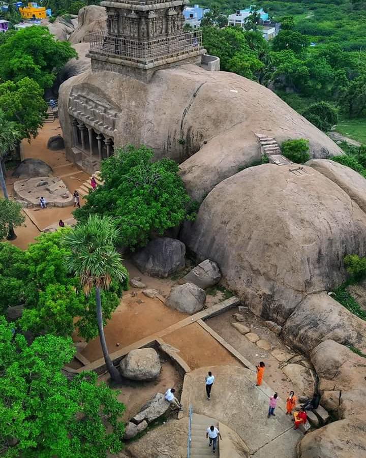 மாமல்லபுரம் (தமிழ்நாடு): இங்குள்ள நினைவுச்சின்னங்களின் தொகுப்பு 7 மற்றும் 8ஆம் நூற்றாண்டுகளில் பல்லவ மன்னர்களால் கட்டப்பட்டதாக உள்ளன. மாமல்லபுரத்தில் பாறையில் வெட்டப்பட்ட கோயில்கள் மற்றும் கடற்கரை கோயில், பஞ்ச ரதங்கள், அர்ஜுனனின் தவம், போன்ற ஒற்றைக்கல் கட்டமைப்புகள், திராவிட மற்றும் பௌத்த கட்டிடக்கலை பாணிகளின் தனித்துவமான கலவையை பிரதிபலிக்கின்றன