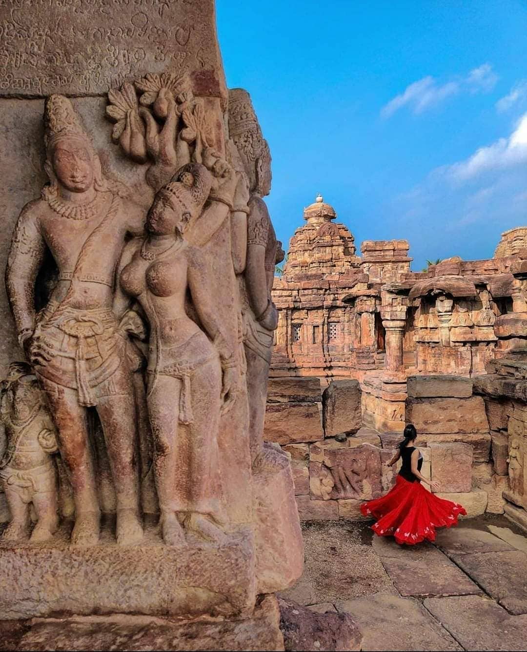 பட்டடக்கல்லு (கர்நாடகா): இங்குள்ள நினைவுச்சின்னங்கள் 7 மற்றும் 8ஆம் நூற்றாண்டுகளில் சாளுக்கிய வம்சத்தின் கீழ் கட்டப்பட்டுள்ளது. இந்தக் கோயில் வளாகம் வட இந்திய (நகர்) மற்றும் தென்னிந்திய (திராவிட) கட்டிடக்கலை பாணிகளின் கலவையாகும். விருபாக்‌ஷர் கோயில் மற்றும் வளாகத்தில் உள்ள பிற கட்டமைப்புகள் புராணக் கதைகளை சித்தரிக்கும் அற்புதமான சிற்பங்களால் அலங்கரிக்கப்பட்டுள்ளன